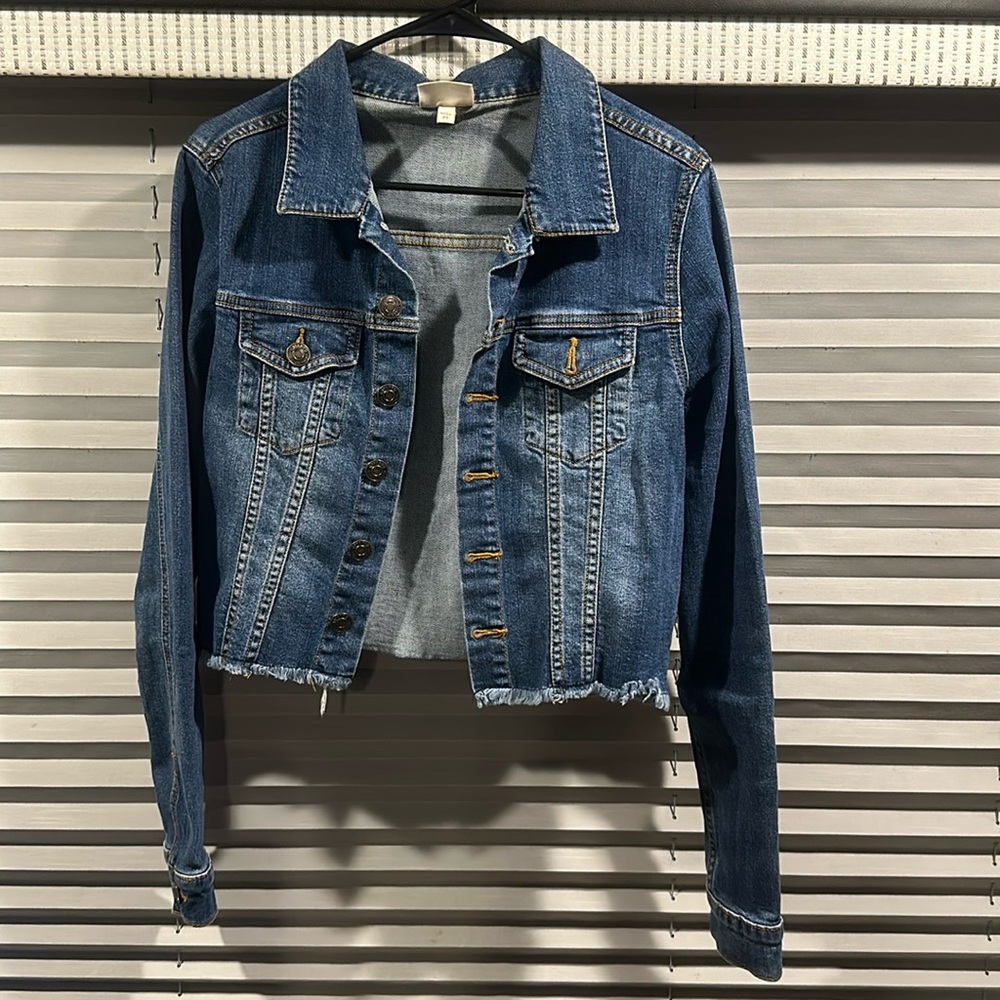 SHYANNE WOMEN'S LIGHT DENIM CROPPED FRAY JACKET